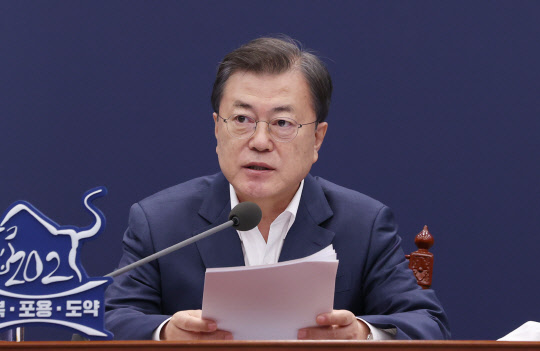 문재인 대통령이 8일 오후 청와대에서 열린 법무부·행정안전부 업무보고에서 발언하고 있다.   연합뉴스